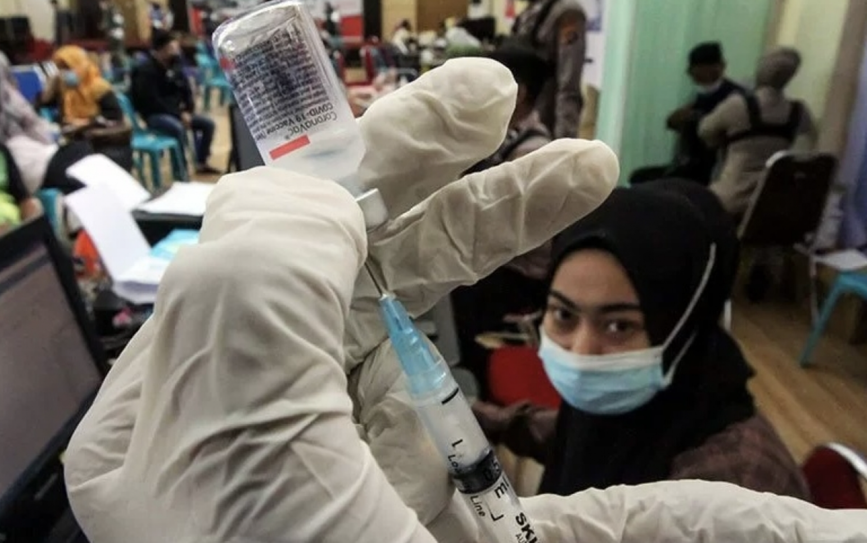 Ilustrasi - Petugas kesehatan mempersiapkan cairan vaksin COVID-19 di Lhokseumawe, Aceh, Jumat (19/11/2021) (ANTARA FOTO/Rahmad)